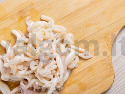 Salotos "Carskij" su kalmarais, kiaušiniais ir krabų lazdelėmis Žingsnis 1