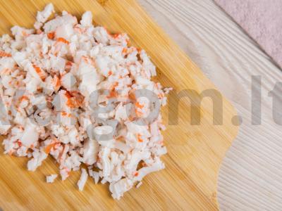 Salotos "Carskij" su kalmarais, kiaušiniais ir krabų lazdelėmis Žingsnis 2