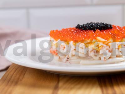 Salotos "Carskij" su kalmarais, kiaušiniais ir krabų lazdelėmis Žingsnis 3