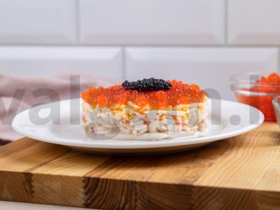 Salotos "Carskij" su kalmarais, kiaušiniais ir krabų lazdelėmis Žingsnis 4