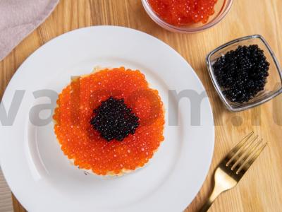 Salotos "Carskij" su kalmarais, kiaušiniais ir krabų lazdelėmis pagrindine nuotrauka