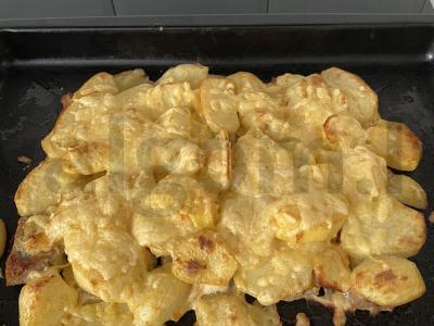 Sultinga prancūziško stiliaus mėsa pagrindine nuotrauka