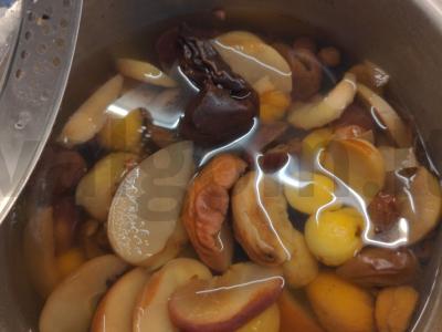 Džiovintų vaisių kompotas su sultenėmis pagrindine nuotrauka