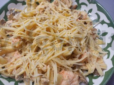 Makaronai su lašiša ir grybais pagrindine nuotrauka