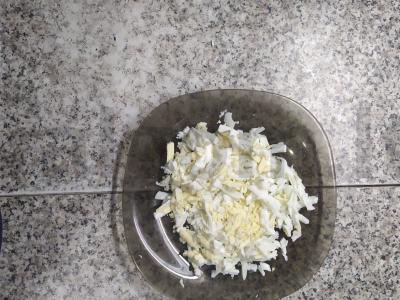 Švelnios salotos "Pavasaris" su rūkyta vištiena ir kukurūzais Žingsnis 3