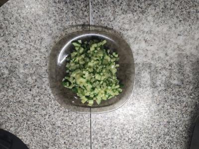 Švelnios salotos "Pavasaris" su rūkyta vištiena ir kukurūzais Žingsnis 10