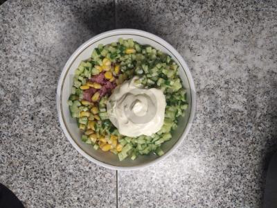 Švelnios salotos "Pavasaris" su rūkyta vištiena ir kukurūzais Žingsnis 12