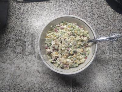 Švelnios salotos "Pavasaris" su rūkyta vištiena ir kukurūzais pagrindine nuotrauka