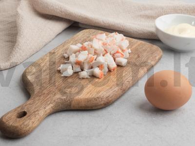 Sluoksniuotos salotos su žuvies piršteliais ir lašiša Žingsnis 1