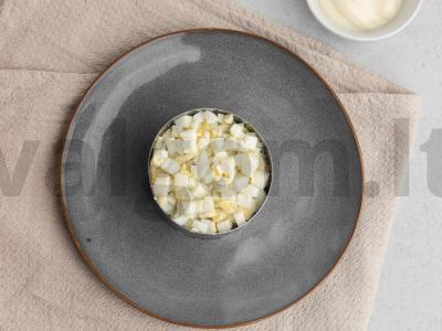 Sluoksniuotos salotos su žuvies piršteliais ir lašiša Žingsnis 2