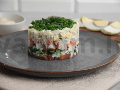 Sluoksniuotos salotos su žuvies piršteliais ir lašiša Žingsnis 3