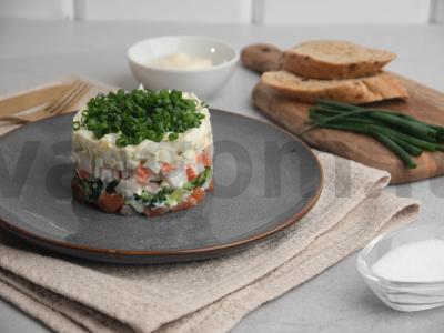 Sluoksniuotos salotos su žuvies piršteliais ir lašiša Žingsnis 4