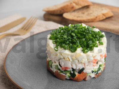 Sluoksniuotos salotos su žuvies piršteliais ir lašiša pagrindine nuotrauka