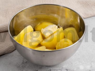 Bulvių košė su aštriomis blauzdelėmis sojų padaže Žingsnis 2