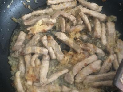 Kiauliena svogūnuose pagrindine nuotrauka