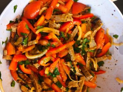 Salotos su mėsa, baklažanais ir pipirais pagrindine nuotrauka