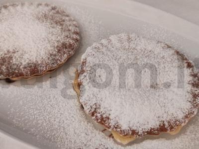 Paprasti japoniško stiliaus blyneliai su pienišku šokoladu pagrindine nuotrauka