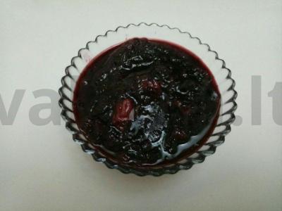 Gervuogių uogienė su graikiniais riešutais ir citrina pagrindine nuotrauka