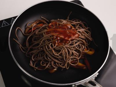 Soba su lašiša ir saldžiųjų aitriųjų paprikų padažu Žingsnis 7