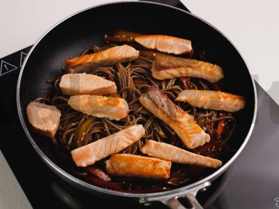 Soba su lašiša ir saldžiųjų aitriųjų paprikų padažu Žingsnis 8