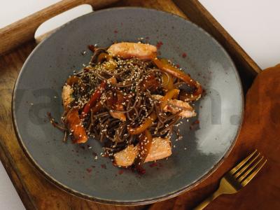 Soba su lašiša ir saldžiųjų aitriųjų paprikų padažu pagrindine nuotrauka