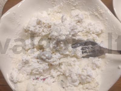 Lengvi sūrio pyragaičiai su šokolado ir kokoso drožlėmis Žingsnis 1