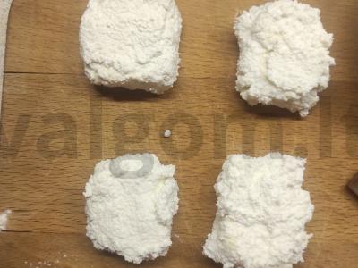 Lengvi sūrio pyragaičiai su šokolado ir kokoso drožlėmis Žingsnis 2