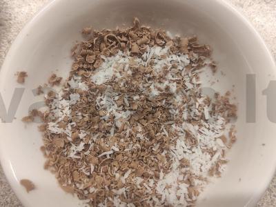 Lengvi sūrio pyragaičiai su šokolado ir kokoso drožlėmis Žingsnis 3