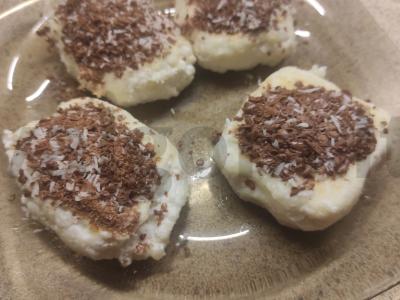 Lengvi sūrio pyragaičiai su šokolado ir kokoso drožlėmis Žingsnis 4