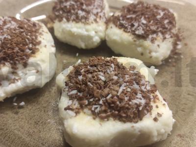 Lengvi sūrio pyragaičiai su šokolado ir kokoso drožlėmis pagrindine nuotrauka