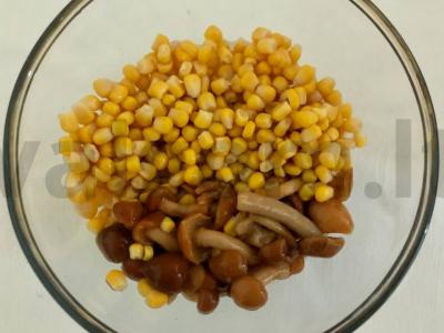 Grybų salotos su kumpiu ir skrebučiais Žingsnis 1