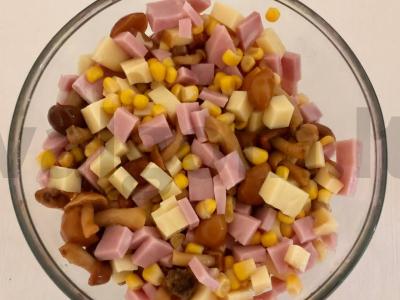 Grybų salotos su kumpiu ir skrebučiais Žingsnis 2