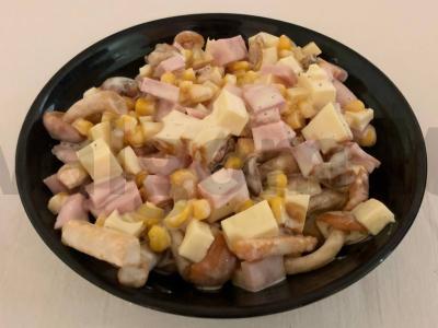 Grybų salotos su kumpiu ir skrebučiais pagrindine nuotrauka