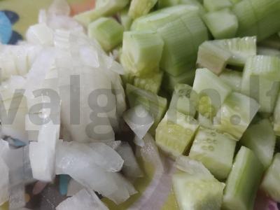 Vitaminų vinaigretė su šviežiais agurkais Žingsnis 3