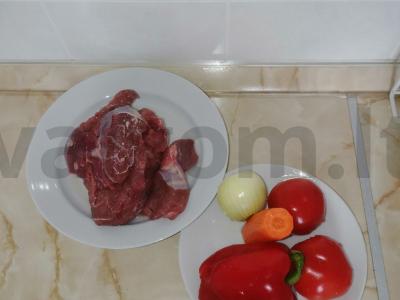 Veršiena su daržovių ragu Žingsnis 1