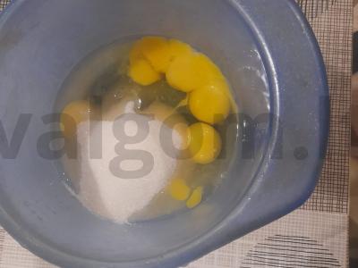 Prašmatnus "Kinder" pieno gabalėlių tortas. Žingsnis 1