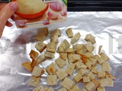 Naminės Cezario salotos su skrebučiais Žingsnis 1