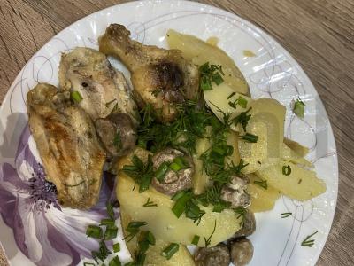 Vištiena su bulvėmis ir grybais pagrindine nuotrauka