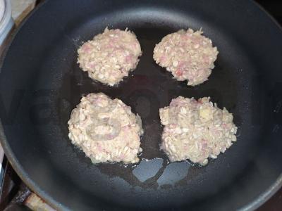 Bulvių ir avižinių dribsnių paplotėliai su dešra Žingsnis 5