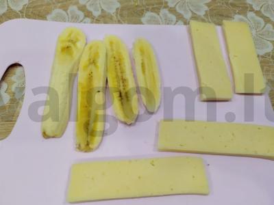 Lavašas su sūriu ir bananais kiaušinyje Žingsnis 1