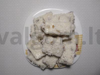 Pieno desertas su žemės riešutais pagrindine nuotrauka