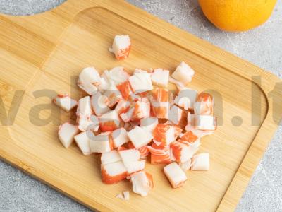 Salotos su mandarinais, krabų lazdelėmis ir morkomis Žingsnis 2