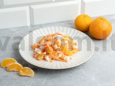 Salotos su mandarinais, krabų lazdelėmis ir morkomis pagrindine nuotrauka