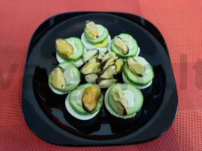 Pusryčiai su midijomis svieste pagrindine nuotrauka