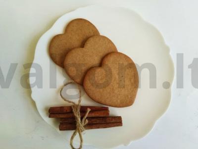 Švediški imbieriniai sausainiai su cinamonu ir gvazdikėliais pagrindine nuotrauka