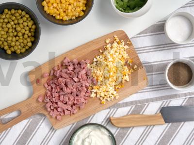 Kukurūzų ir konservuotų žirnelių salotos Žingsnis 1