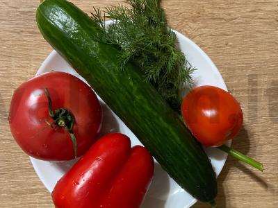 Greitos šviežių daržovių salotos su krapais Žingsnis 1