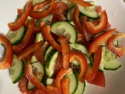 Greitos šviežių daržovių salotos su krapais Žingsnis 4