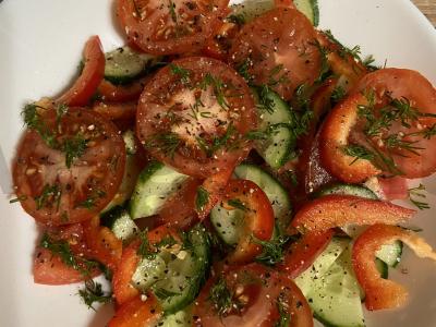 Greitos šviežių daržovių salotos su krapais pagrindine nuotrauka