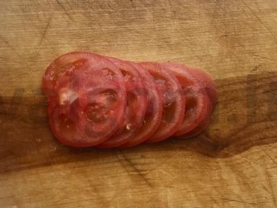 Kiaušiniai su pomidorais ir žaliaisiais svogūnais Žingsnis 1